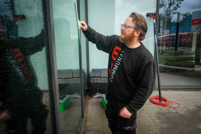 Form Communal employee cleaning exterior windows