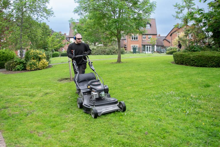 Form Communal employee mowing a lawn